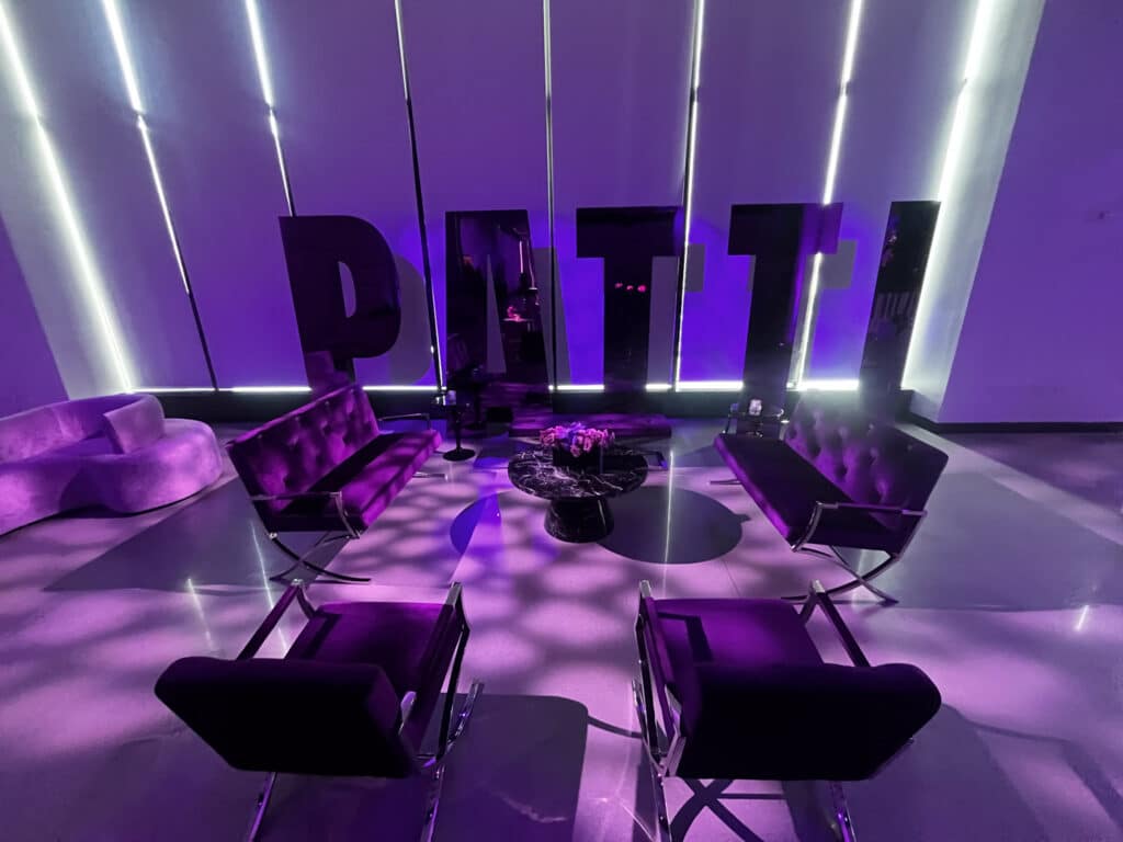 Oversized Letters & 3D Logos